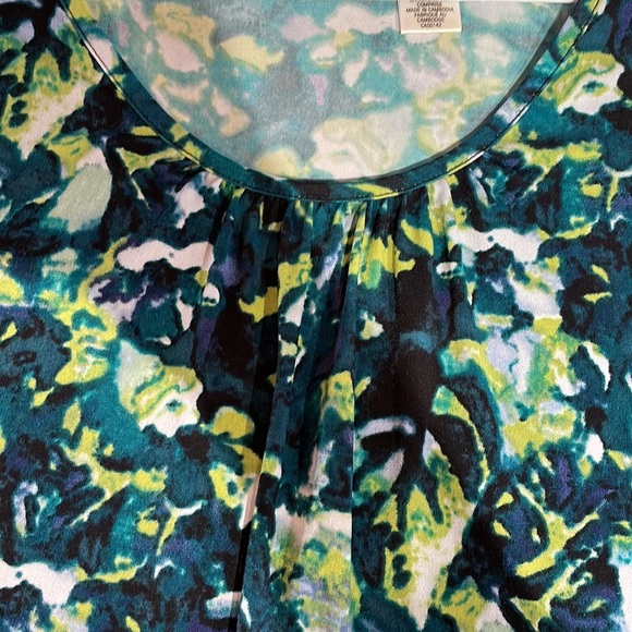 Women’s Short Sleeved Top ⭐️SALE 3/$20⭐️ - Picture 3 of 3